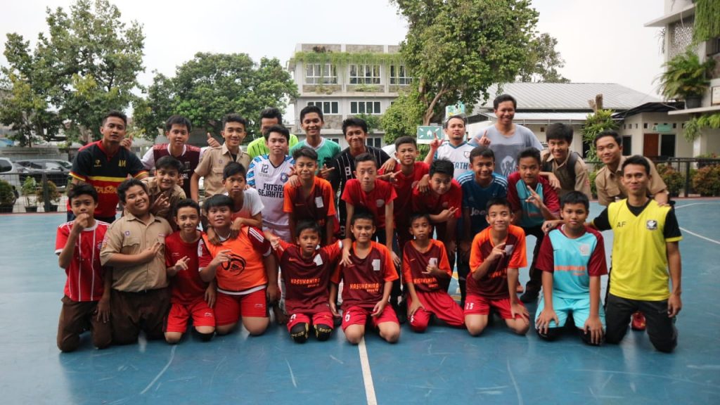Menjalin Silaturahim dengan Alumni melalui Kegiatan Futsal